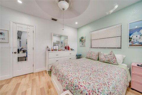 House in Hollywood, Florida 3 bedrooms, 118.64 sq.m. № 2244138 - photo 21