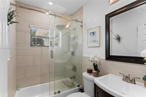House in Hollywood, Florida 3 bedrooms, 118.64 sq.m. № 2244138 - photo 24