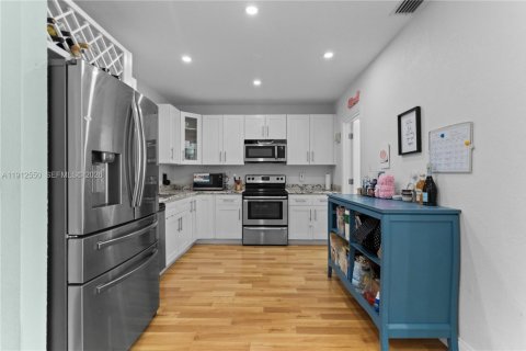 House in Hollywood, Florida 3 bedrooms, 118.64 sq.m. № 2244138 - photo 15