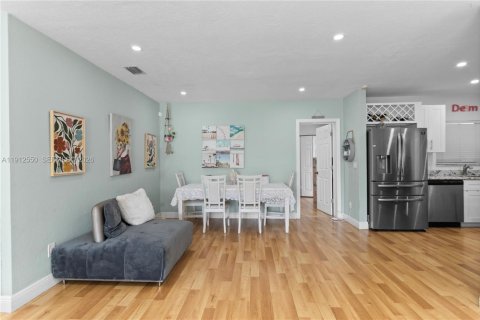 House in Hollywood, Florida 3 bedrooms, 118.64 sq.m. № 2244138 - photo 8