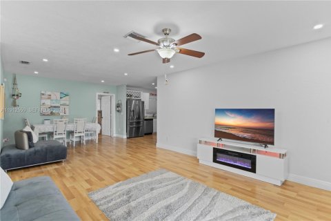 House in Hollywood, Florida 3 bedrooms, 118.64 sq.m. № 2244138 - photo 12