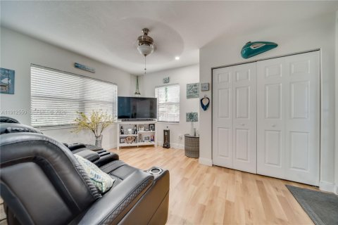 House in Hollywood, Florida 3 bedrooms, 118.64 sq.m. № 2244138 - photo 22