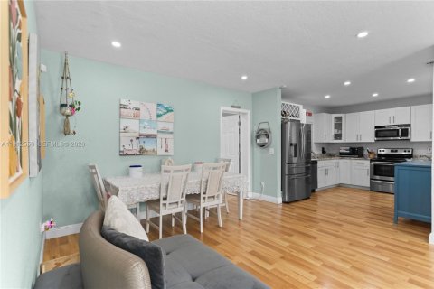 House in Hollywood, Florida 3 bedrooms, 118.64 sq.m. № 2244138 - photo 11