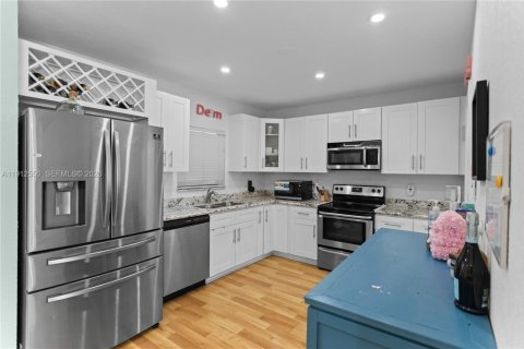 House in Hollywood, Florida 3 bedrooms, 118.64 sq.m. № 2244138 - photo 14