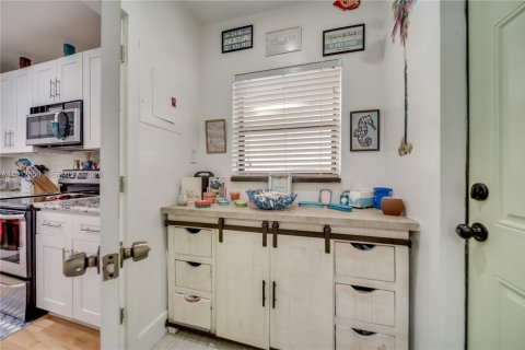 House in Hollywood, Florida 3 bedrooms, 118.64 sq.m. № 2244138 - photo 27
