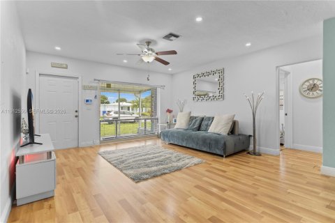House in Hollywood, Florida 3 bedrooms, 118.64 sq.m. № 2244138 - photo 10