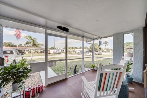House in Hollywood, Florida 3 bedrooms, 118.64 sq.m. № 2244138 - photo 4