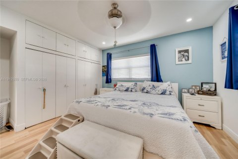 House in Hollywood, Florida 3 bedrooms, 118.64 sq.m. № 2244138 - photo 20