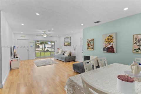 House in Hollywood, Florida 3 bedrooms, 118.64 sq.m. № 2244138 - photo 9