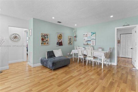 House in Hollywood, Florida 3 bedrooms, 118.64 sq.m. № 2244138 - photo 7