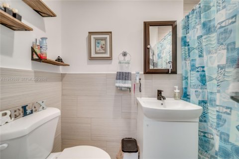 House in Hollywood, Florida 3 bedrooms, 118.64 sq.m. № 2244138 - photo 17