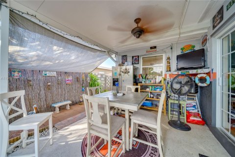 House in Hollywood, Florida 3 bedrooms, 118.64 sq.m. № 2244138 - photo 29