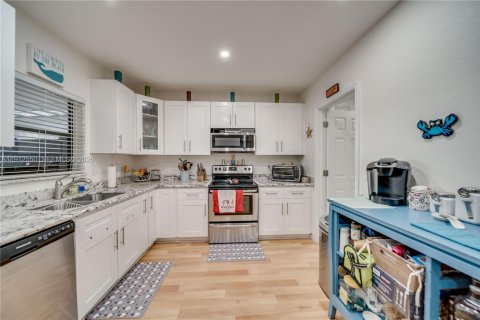 House in Hollywood, Florida 3 bedrooms, 118.64 sq.m. № 2244138 - photo 13
