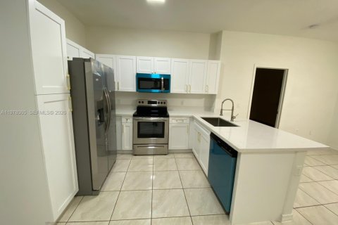 House in Homestead, Florida 3 bedrooms, 106.84 sq.m. № 2042028 - photo 2