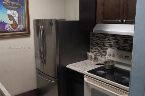 Casa en venta en Miami Gardens, Florida, 2 dormitorios, 72.46 m2 № 2054557 - foto 17