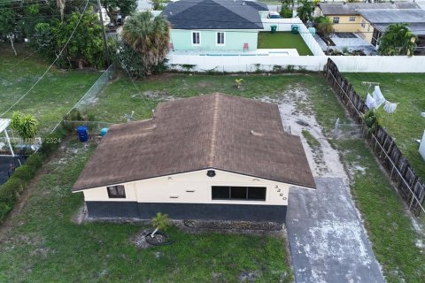 Casa en venta en Miami Gardens, Florida, 2 dormitorios, 72.46 m2 № 2054557 - foto 8