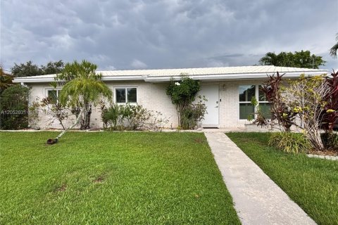 House in Cutler Bay, Florida 3 bedrooms, 111.48 sq.m. № 2288220