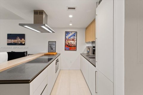 Condominio en venta en Miami, Florida, 1 dormitorio, 77.02 m2 № 2145743 - foto 3