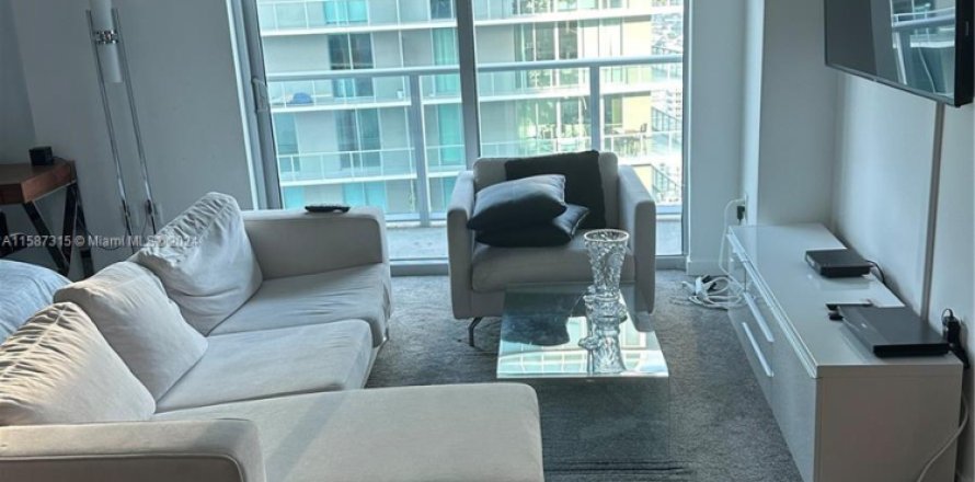 Estudio en el Condominio en Miami, Florida  № 1753142