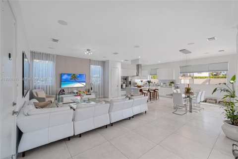 Casa en venta en Doral, Florida, 6 dormitorios, 382.66 m2 № 2246437 - foto 3