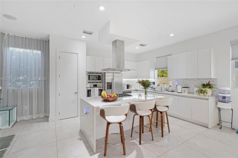 Casa en venta en Doral, Florida, 6 dormitorios, 382.66 m2 № 2246437 - foto 4
