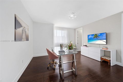 Casa en venta en Doral, Florida, 6 dormitorios, 382.66 m2 № 2246437 - foto 21