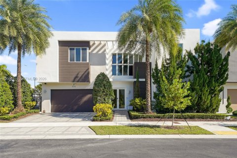 Casa en Doral, Florida 6 dormitorios, 382.66 m2 № 2246437