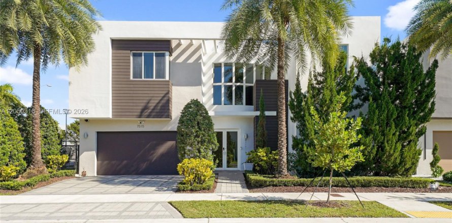 Casa en Doral, Florida 6 dormitorios, 382.66 m2 № 2246437
