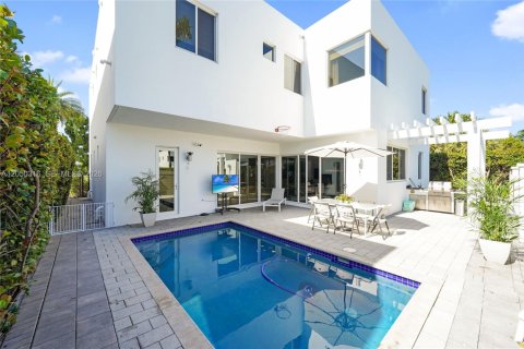Casa en venta en Doral, Florida, 6 dormitorios, 382.66 m2 № 2246437 - foto 9