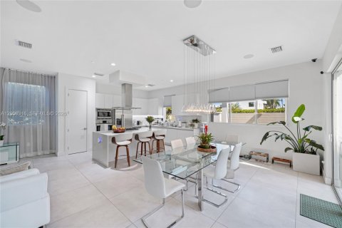 Casa en venta en Doral, Florida, 6 dormitorios, 382.66 m2 № 2246437 - foto 27