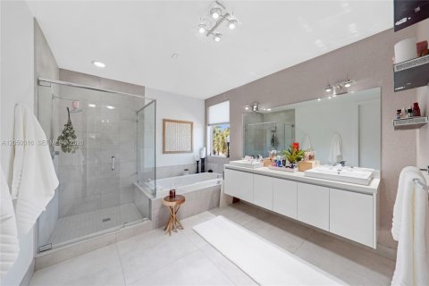 Casa en venta en Doral, Florida, 6 dormitorios, 382.66 m2 № 2246437 - foto 13