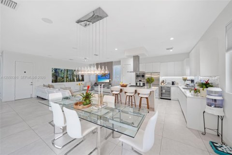 Casa en venta en Doral, Florida, 6 dormitorios, 382.66 m2 № 2246437 - foto 6