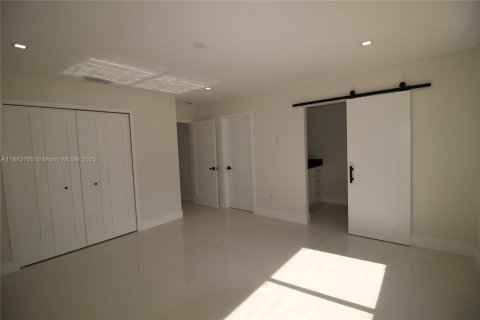 House in Miami, Florida 3 bedrooms, 145.67 sq.m. № 1891250 - photo 11