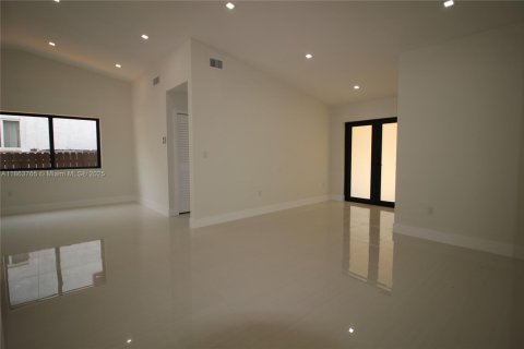House in Miami, Florida 3 bedrooms, 145.67 sq.m. № 1891250 - photo 9