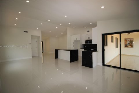 House in Miami, Florida 3 bedrooms, 145.67 sq.m. № 1891250 - photo 4