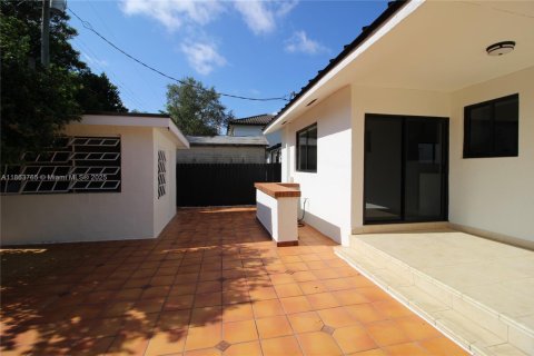 House in Miami, Florida 3 bedrooms, 145.67 sq.m. № 1891250 - photo 25