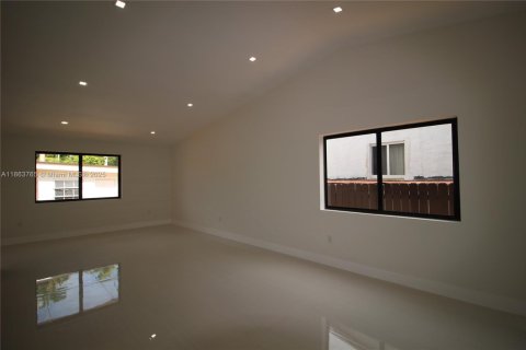 House in Miami, Florida 3 bedrooms, 145.67 sq.m. № 1891250 - photo 8