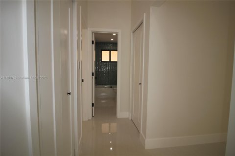 House in Miami, Florida 3 bedrooms, 145.67 sq.m. № 1891250 - photo 13