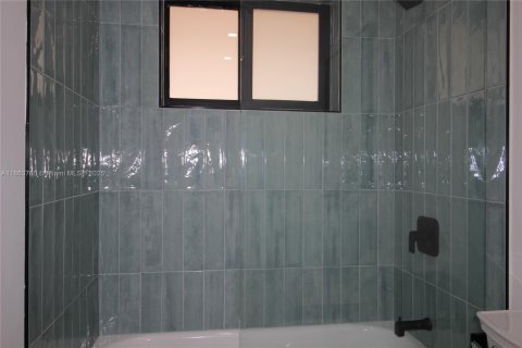 House in Miami, Florida 3 bedrooms, 145.67 sq.m. № 1891250 - photo 20