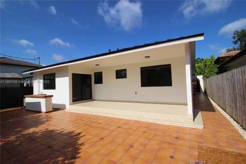 House in Miami, Florida 3 bedrooms, 145.67 sq.m. № 1891250 - photo 24