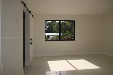 House in Miami, Florida 3 bedrooms, 145.67 sq.m. № 1891250 - photo 12
