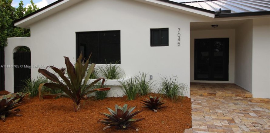 House in Miami, Florida 3 bedrooms, 145.67 sq.m. № 1891250