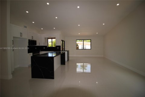 House in Miami, Florida 3 bedrooms, 145.67 sq.m. № 1891250 - photo 5