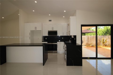 House in Miami, Florida 3 bedrooms, 145.67 sq.m. № 1891250 - photo 6