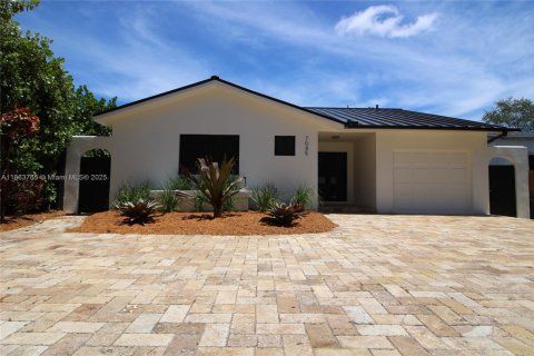 House in Miami, Florida 3 bedrooms, 145.67 sq.m. № 1891250 - photo 3