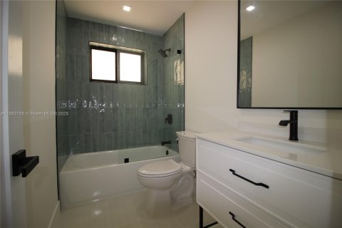 House in Miami, Florida 3 bedrooms, 145.67 sq.m. № 1891250 - photo 19