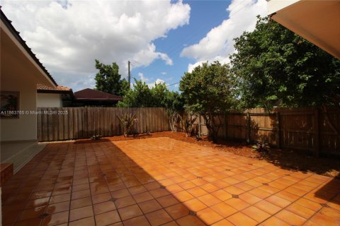 House in Miami, Florida 3 bedrooms, 145.67 sq.m. № 1891250 - photo 28