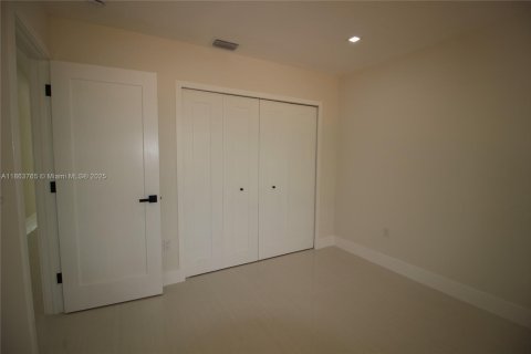 House in Miami, Florida 3 bedrooms, 145.67 sq.m. № 1891250 - photo 14