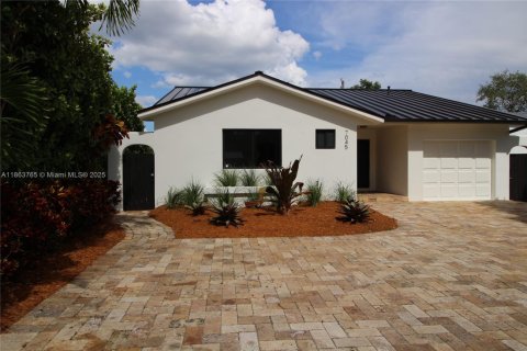 House in Miami, Florida 3 bedrooms, 145.67 sq.m. № 1891250 - photo 2