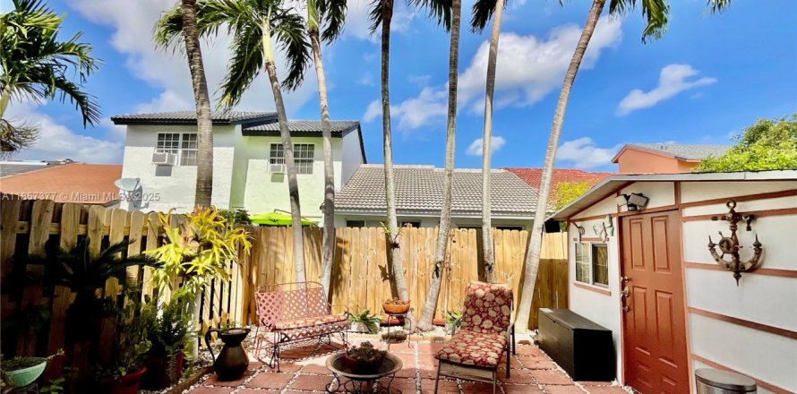 Townhouse in Homestead, Florida 3 bedrooms, 122.72 sq.m. № 1883866